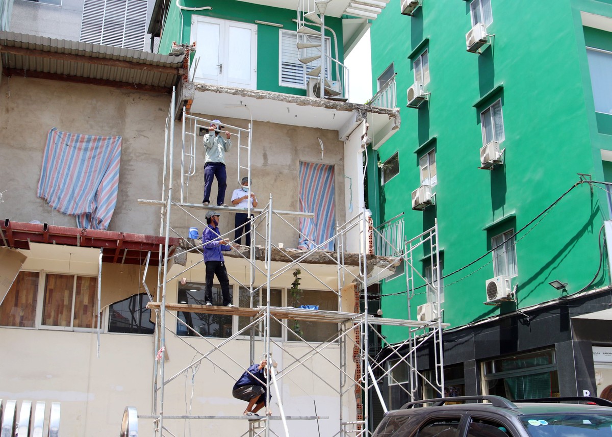 Sau khi phá dỡ, nhiều nhà dân còn lại một phần mặt bằng nên phải chỉnh trang lại để ổn định cuộc sống.