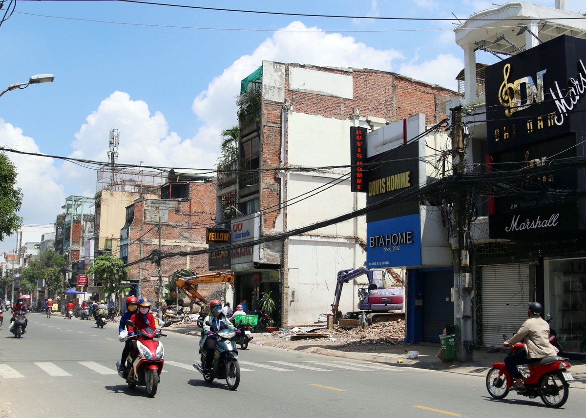 Lúc đầu, nhiều hộ dân không chấp nhận di dời vì không đồng thuận với mức giá đền bù. Nhưng sau nhiều buổi họp giữa chính quyền và người dân thì mọi việc đã được giải quyết ổn thỏa.