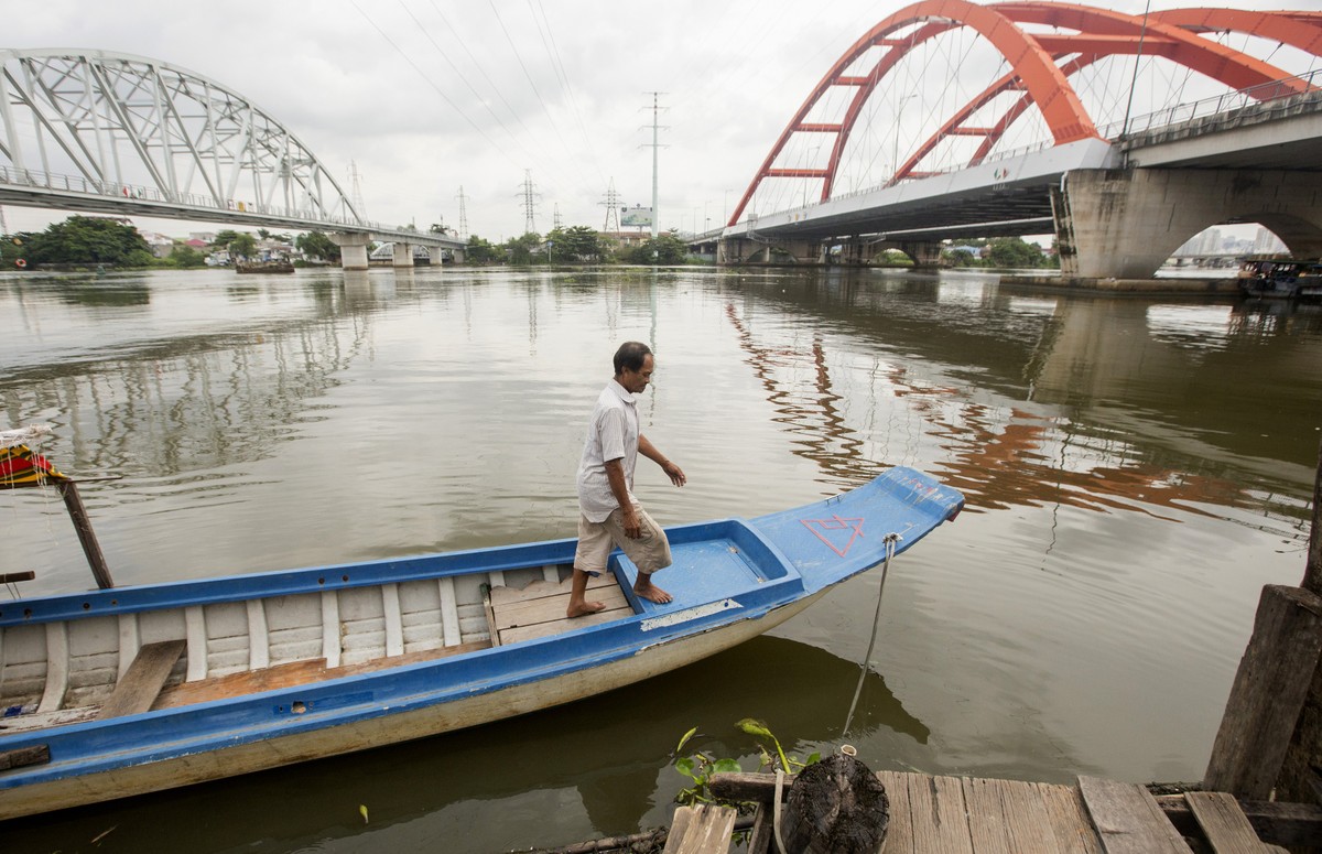 Hành trang cứu người của ông Chúc chỉ là chiếc xuồng gỗ và một sợi dây thừng dài.