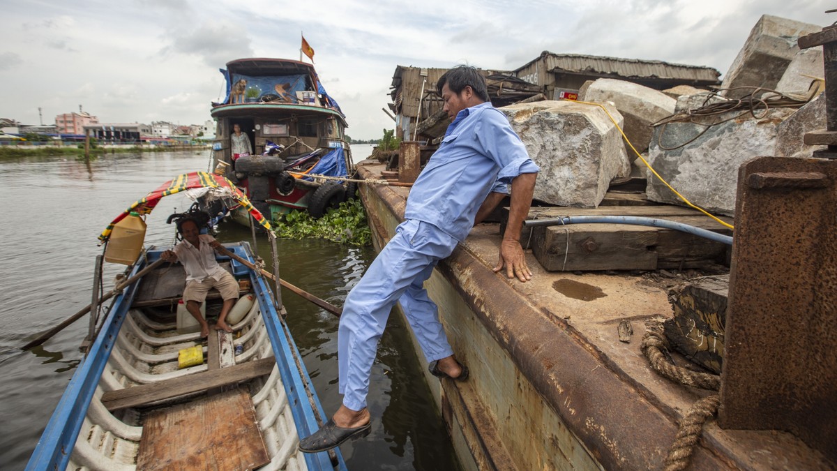Công việc hàng ngày của ông là vận chuyển những vị khách có sà lan, tàu, đỗ ở giữa sông vào bờ