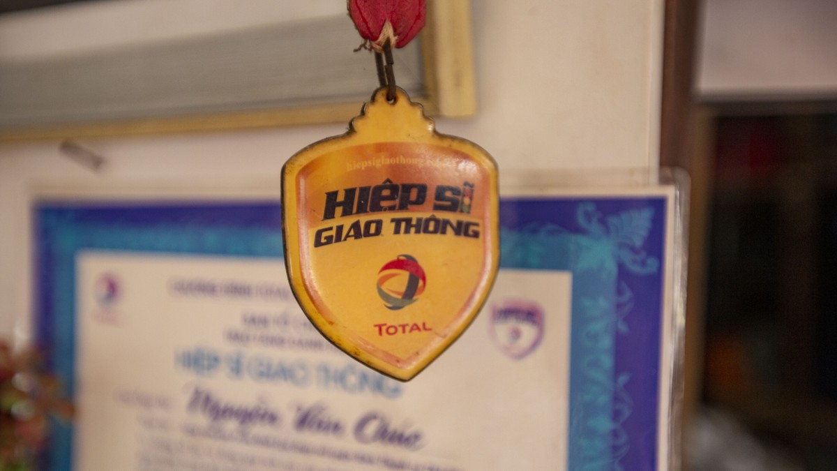 Với những đóng góp của mình, ông Ba Chúc nhận được rất nhiều bằng khen của các tổ chức xã hội như danh hiệu Hiệp sĩ giao thông...