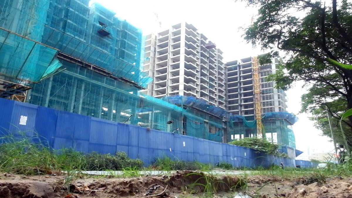 Nhưng sau nhiều năm thi công, dự án vẫn chỉ là một khối bê tông khổng lồ nằm bất động. (Ảnh: Việt Dũng)