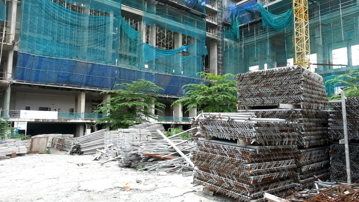 Cùng đống vật liệu nằm ngổn ngang. (Ảnh: Việt Dũng)