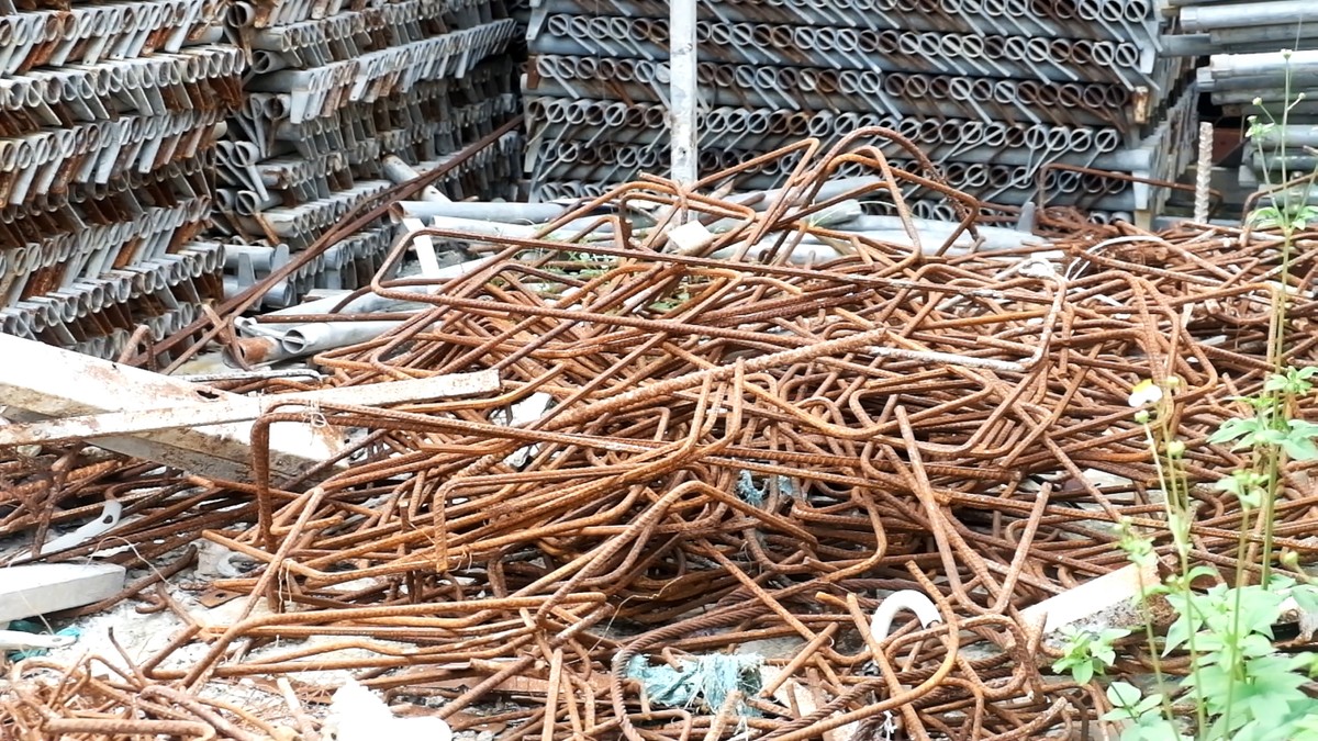 Theo thời gian, những vật liệu này cũng đang ngày càng xuống cấp. (Ảnh: Việt Dũng)