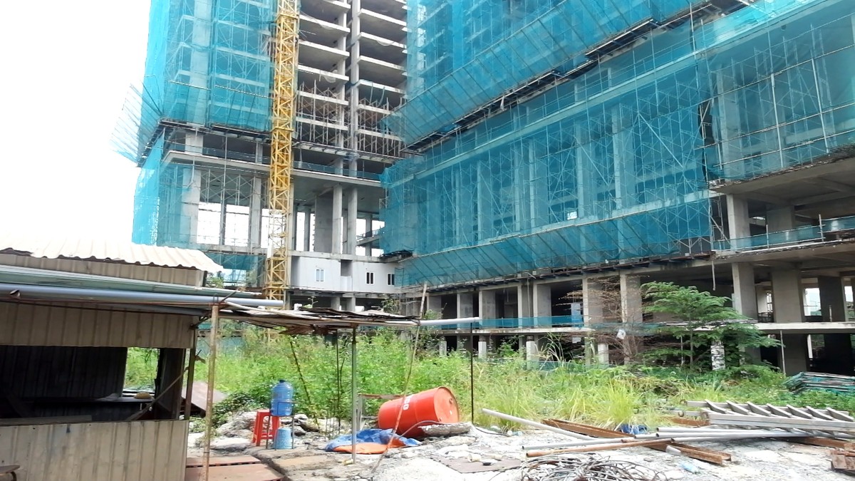 Cỏ dại mọc um tùm và đống vật liệu hư hỏng nằm ngổn ngang . (Ảnh: Việt Dũng)