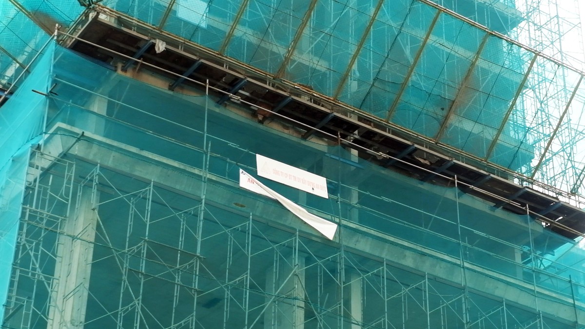 Tấm biển cảnh báo an toàn đến nay đã phai màu. (Ảnh: Việt Dũng)