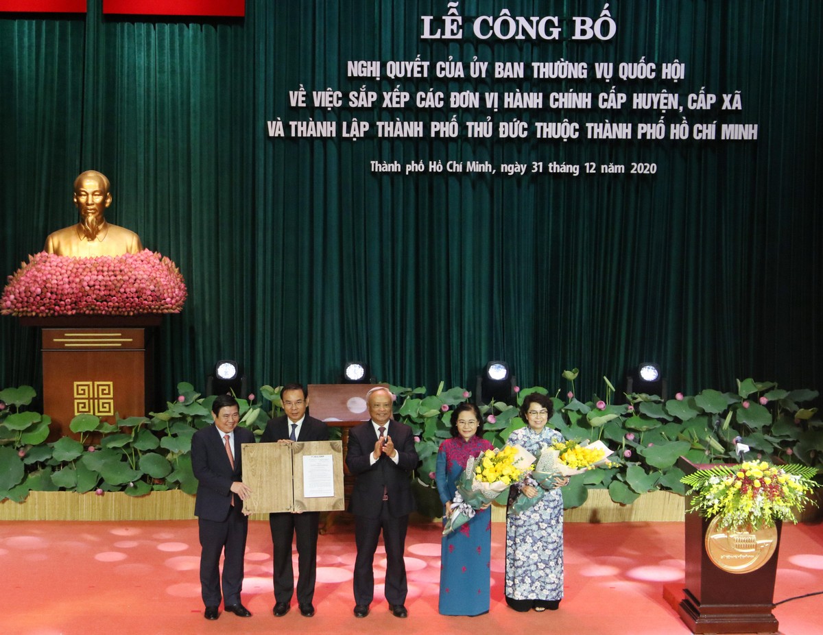 Đại diện lãnh đạo TP.HCM đón nhận Nghị quyết thành lập thành phố Thủ Đức.