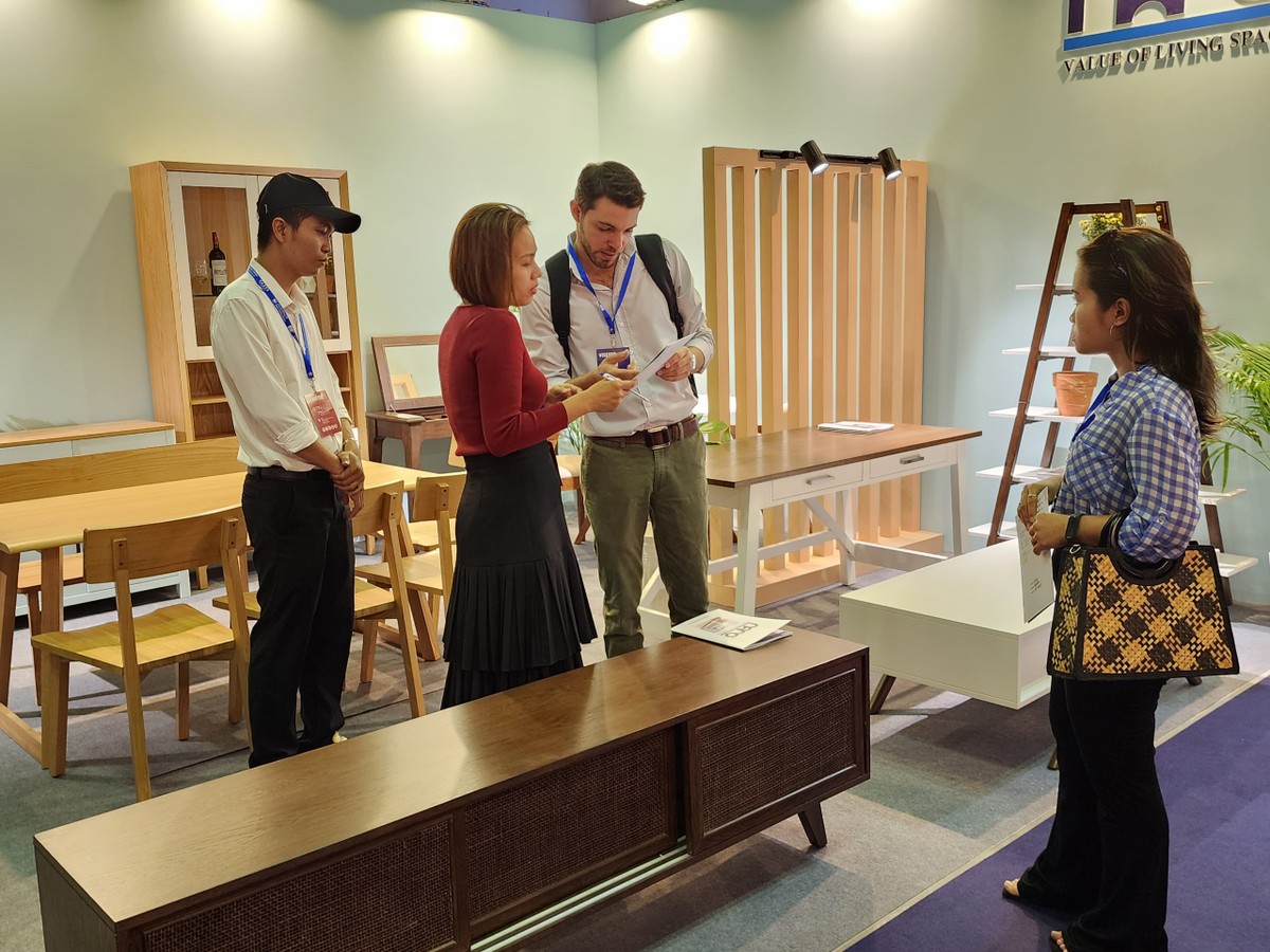 Việc tham gia hội chợ là cơ hội lớn để các doanh nghiệp tiếp cận khách hàng. Việc tham gia hội chợ là cơ hội lớn để các doanh nghiệp tiếp cận khách hàng.