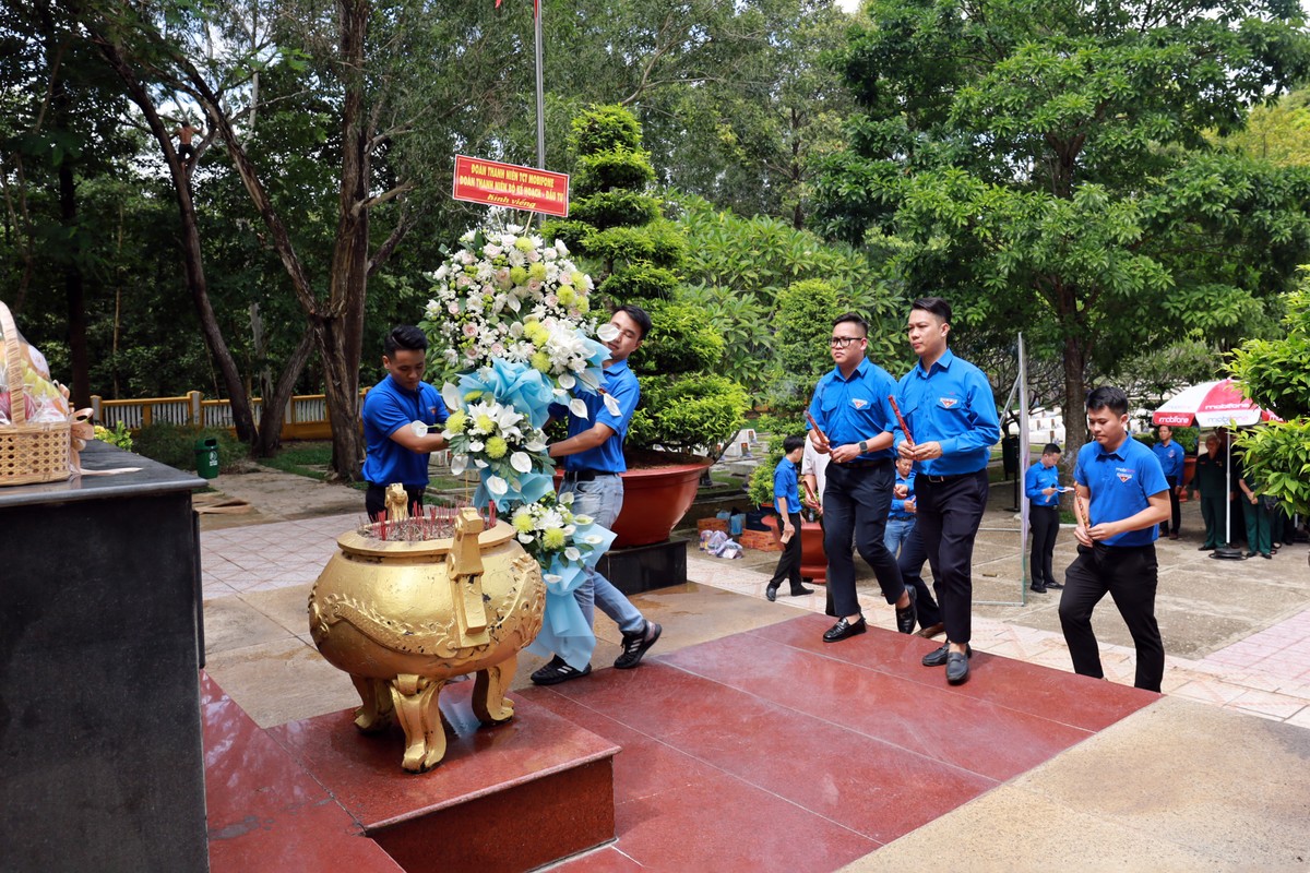 Đại diện Đoàn thanh niên 2 đơn vị thắp hương tưởng nhớ các anh hùng, liệt sĩ.