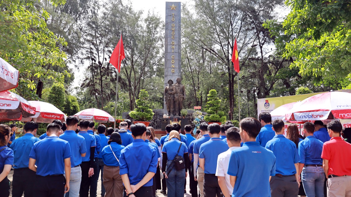 Đoàn thanh niên tri ân các anh hùng, liệt sĩ tại Nghĩa trang liệt sĩ ngành Thông tin và Giao bưu