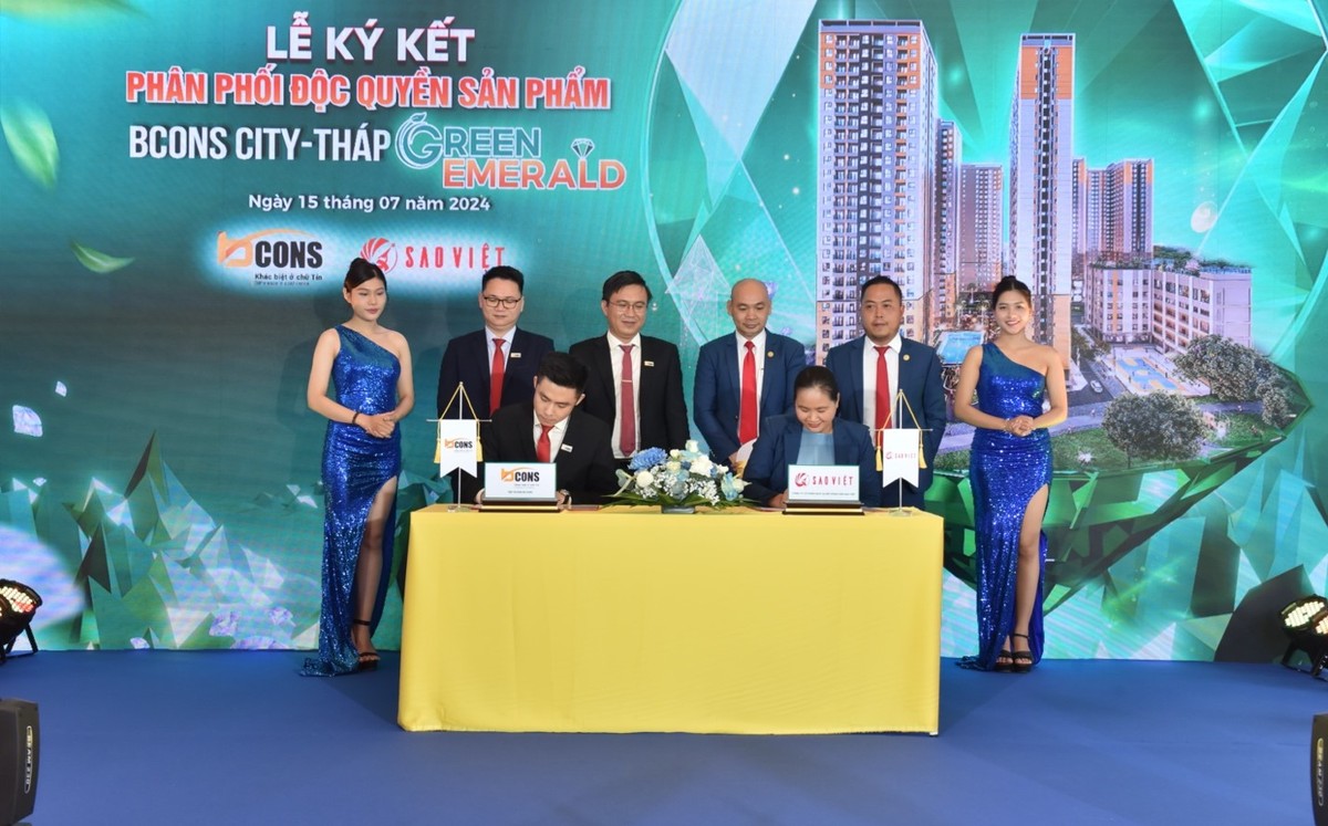 Ông Nguyễn Kiệt, Giám đốc Khối Tài chính Kinh doanh Tập đoàn Bcons và bà Phạm Thị Phương Thảo, Tổng giám đốc Công ty Sao Việt thực hiện nghi thức ký kết hợp tác.