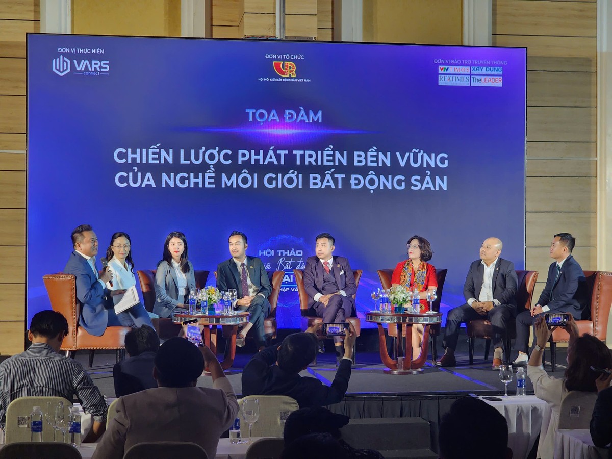 Theo các diễn giả, môi giới bất động sản đang dần được chuyên nghiệp hóa thông qua sự hỗ trợ từ luật pháp, các tổ chức đào tạo, và những nỗ lực nâng cao chất lượng từ chính doanh nghiệp. (Ảnh: Việt Dũng)