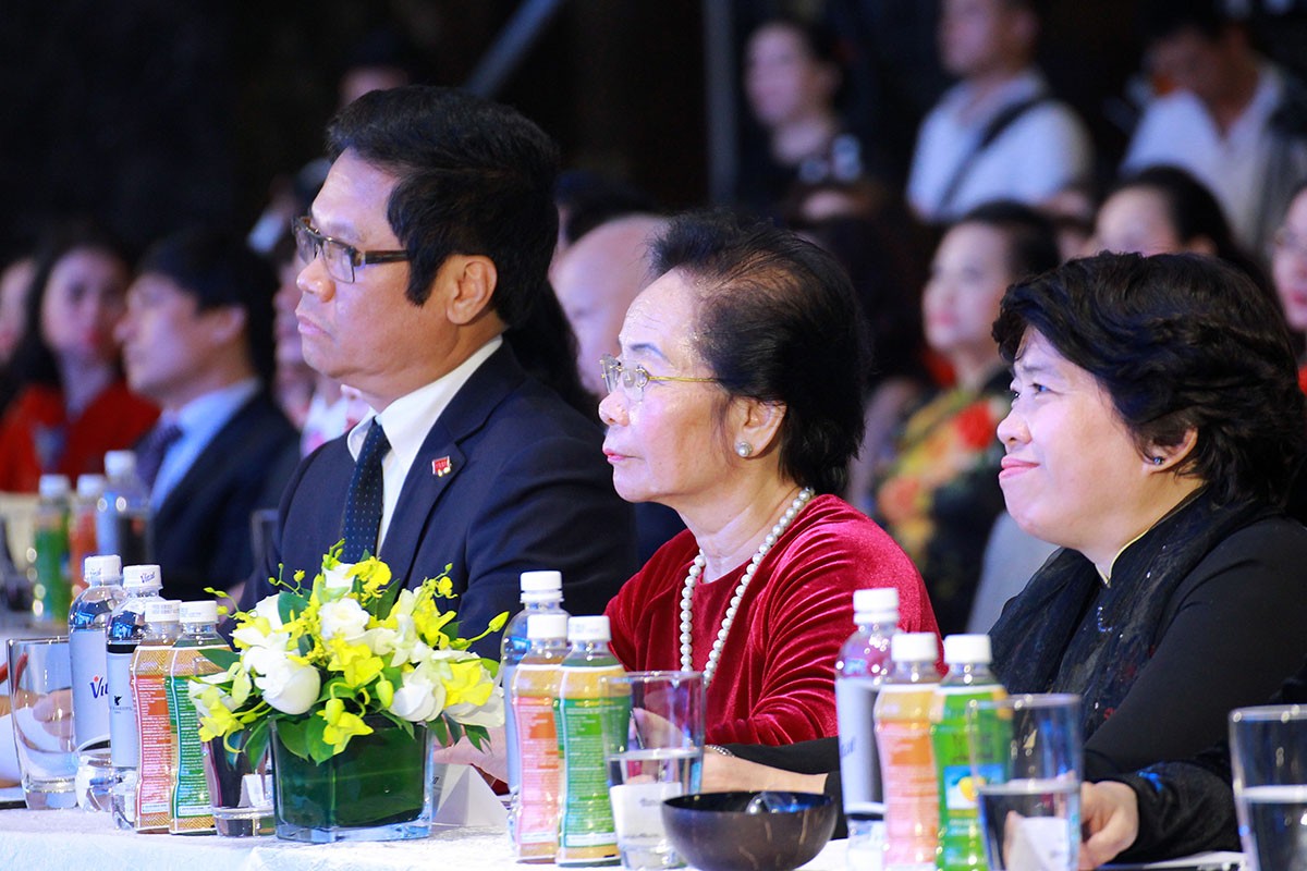 Vinh danh 100 doanh nhân nữ tiêu biểu cúp Bông hồng vàng 2016 ảnh 2