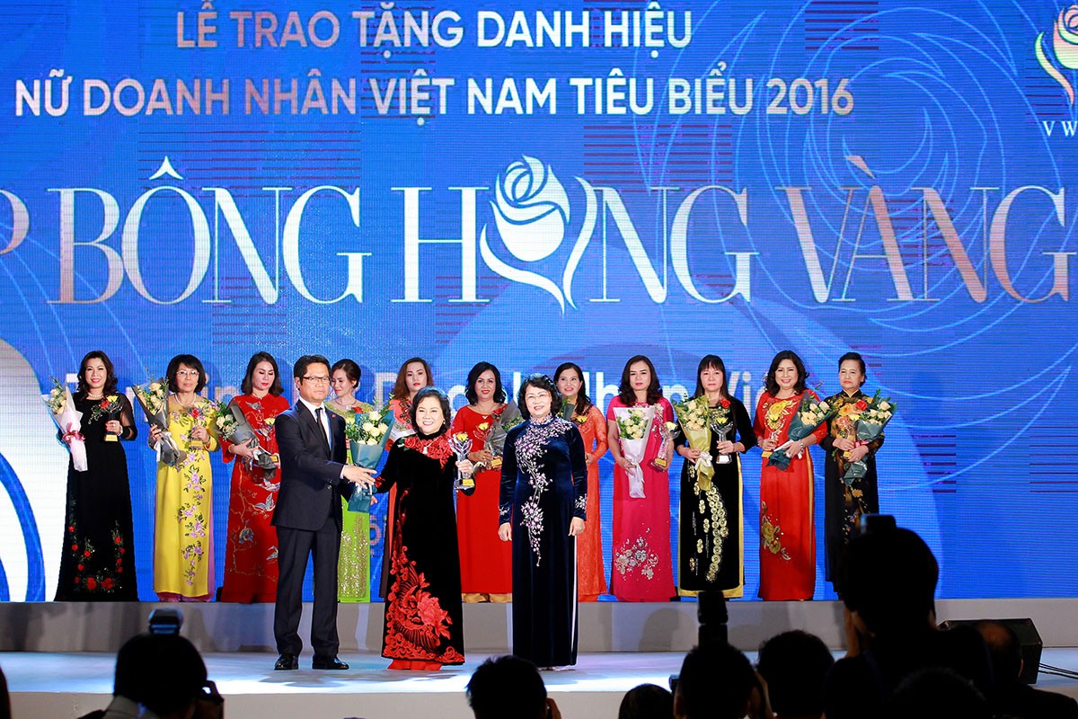Vinh danh 100 doanh nhân nữ tiêu biểu cúp Bông hồng vàng 2016 ảnh 5