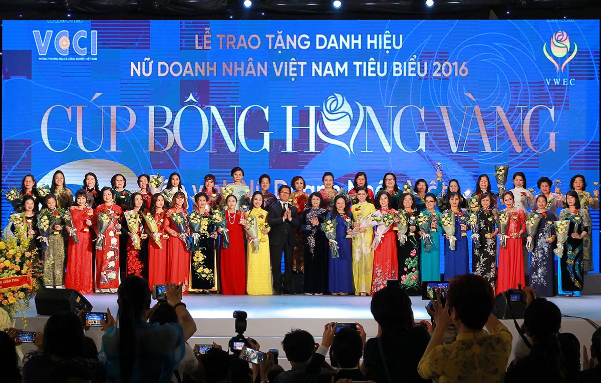 Vinh danh 100 doanh nhân nữ tiêu biểu cúp Bông hồng vàng 2016 ảnh 6