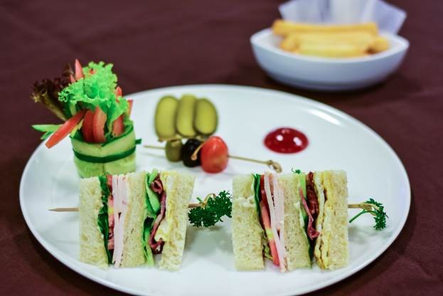 Thủ tướng Nhật dùng bữa trưa đơn giản tại Đà Nẵng ảnh 2