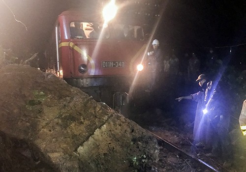 10 điểm sạt lở ở Hải Vân khiến đường sắt Bắc Nam tê liệt ảnh 1