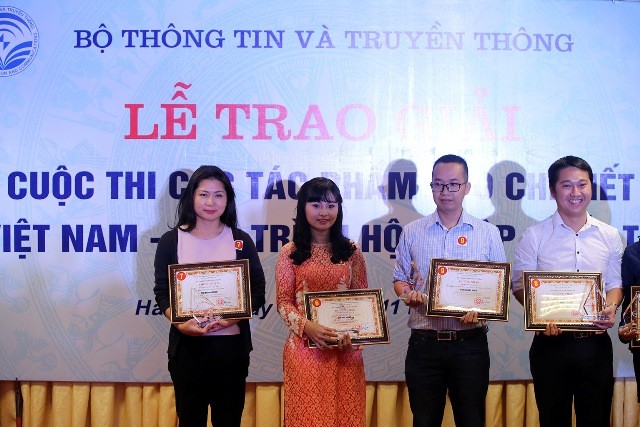 Báo Đầu tư đạt 2 giải cuộc thi viết về chủ đề “Việt Nam - Quá trình hội nhập quốc tế“ ảnh 1