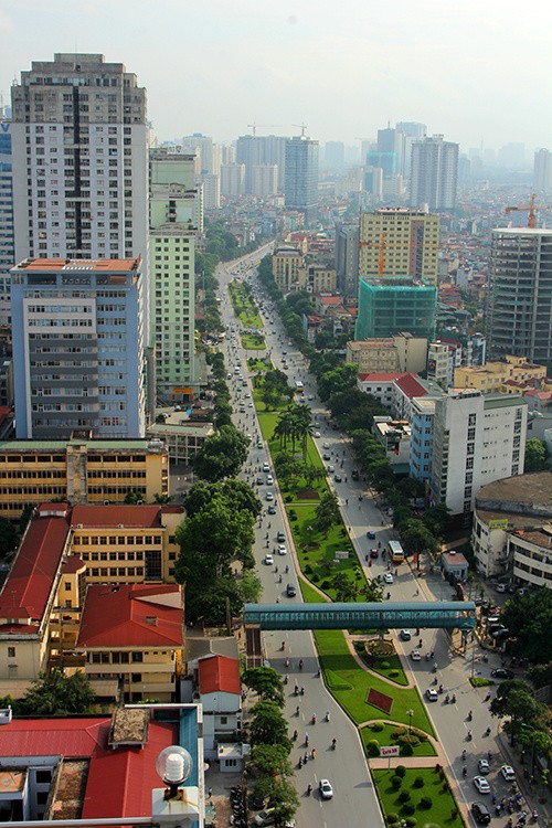 Hà Nội xén thảm cỏ trục đường lớn để chống ùn tắc ảnh 1