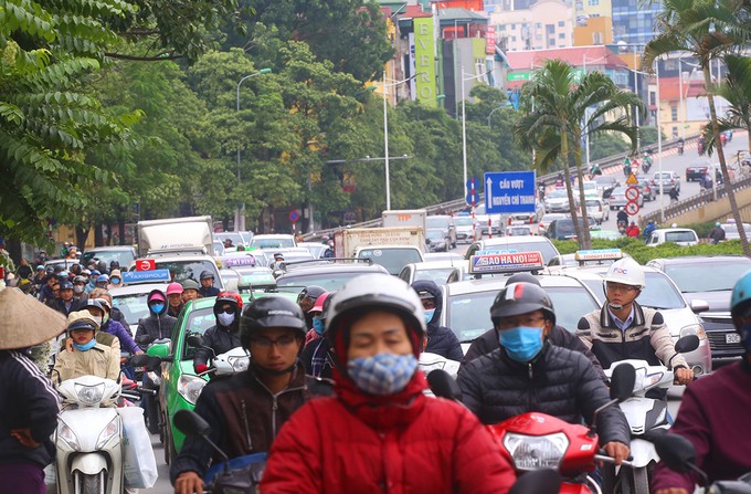 Hà Nội xén thảm cỏ trục đường lớn để chống ùn tắc ảnh 7