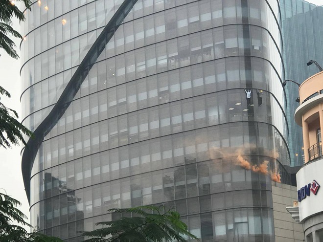 Tòa nhà Bitexco diễn tập cứu hỏa, người Sài Gòn hoảng hốt tưởng cháy thật ảnh 1