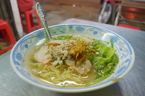 Ba quán ăn sát mặt đường đông khách ở Sài Gòn ảnh 3