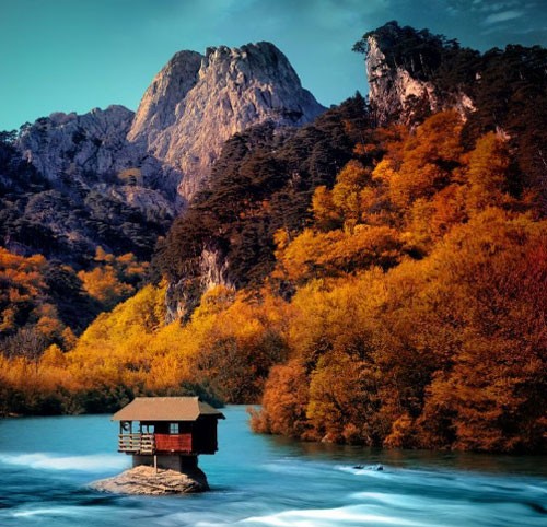 Nguồn gốc ngôi nhà cô độc nổi tiếng trên sông Serbia ảnh 1