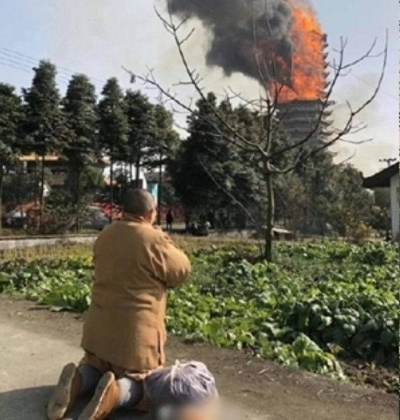 Tòa tháp gỗ cao nhất châu Á bốc cháy ngùn ngụt ảnh 1