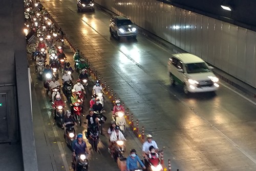 Ngăn ôtô, nhường làn cho xe máy để giảm ùn tắc hầm Thủ Thiêm ảnh 1