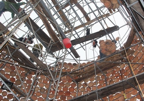 Người dân Nghệ An dựng cây thông bằng 5.000 nồi đất ảnh 1