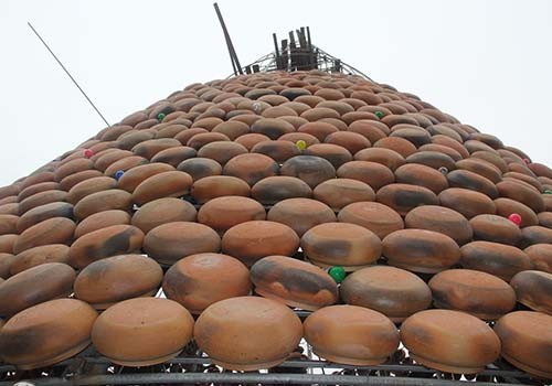 Người dân Nghệ An dựng cây thông bằng 5.000 nồi đất ảnh 2