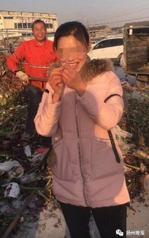 Đào 13 tấn rác để tìm nhẫn kim cương “khủng” ảnh 1