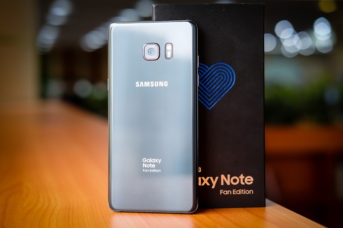 5 smartphone cao cấp giá tốt dịp cuối năm ảnh 1