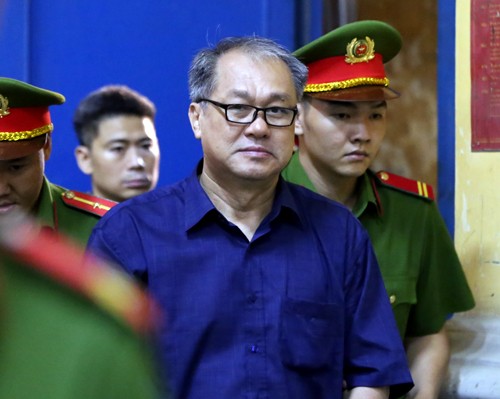 Trầm Bê gầy rộc, Phạm Công Danh bị choáng tại tòa ảnh 1