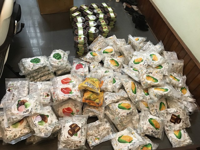 Xách tay bánh kẹo ngoại bán tết, lãi trăm triệu một chuyến ảnh 2