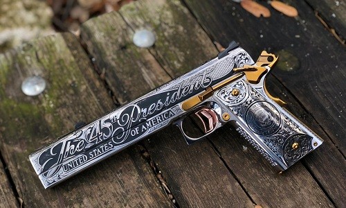 Súng ngắn mạ vàng được thiết kế riêng cho Tổng thống Trump ảnh 1