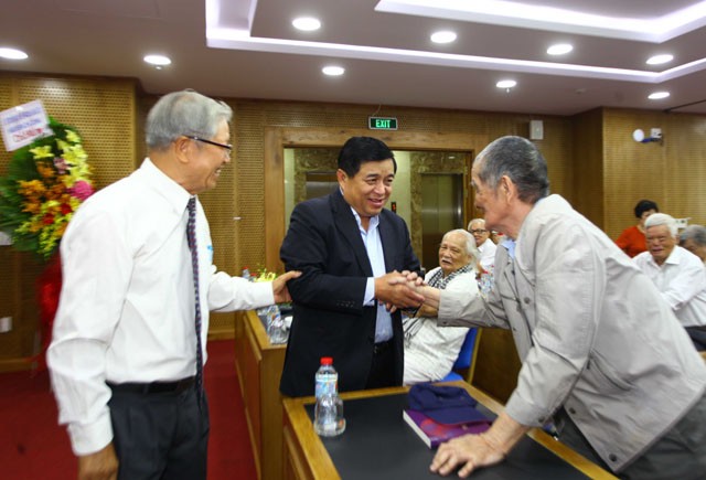 Bộ trưởng Nguyễn Chí Dũng thăm, chúc thọ cán bộ cao tuổi ngành Kế hoạch và Đầu tư tại TP.HCM  ảnh 2