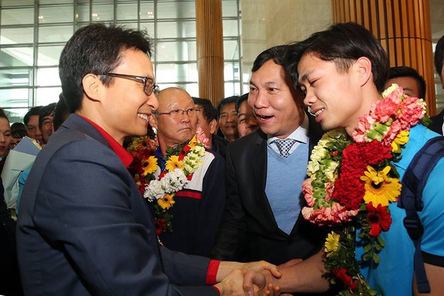 Thủ tướng kể chuyện chờ 5 tiếng để đón U23 Việt Nam ảnh 6