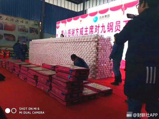 Thưởng nhân viên cuối năm, tiền xếp thành tường ảnh 1