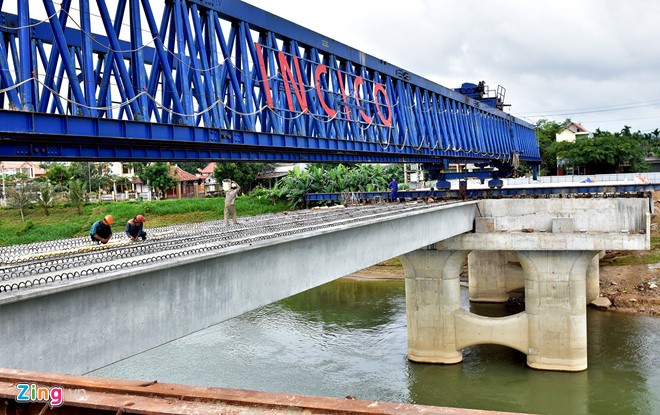 Hợp long cầu Thạch Bích vượt qua sông lớn nhất Quảng Ngãi ảnh 1