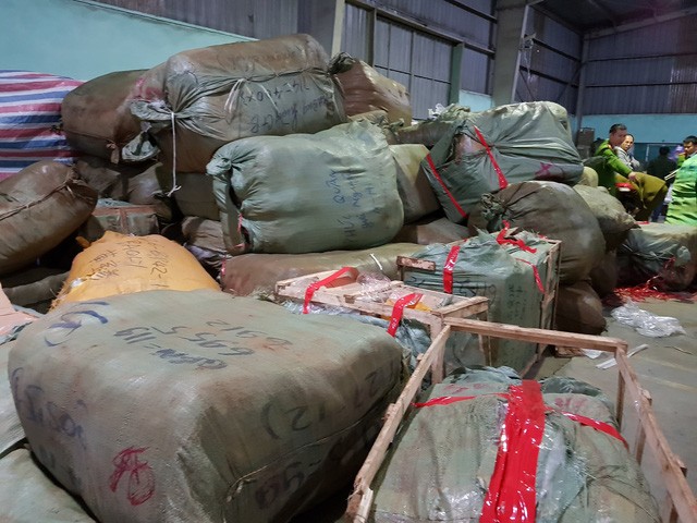 Sau Khaisilk, lộ vụ 25 ô tô chở hàng “made in Vietnam” về từ Trung Quốc bị triệt phá ảnh 1