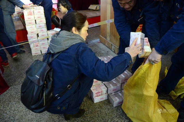 Nhân viên công ty thép Trung Quốc vác cả bao tải tiền thưởng tết về nhà ảnh 2