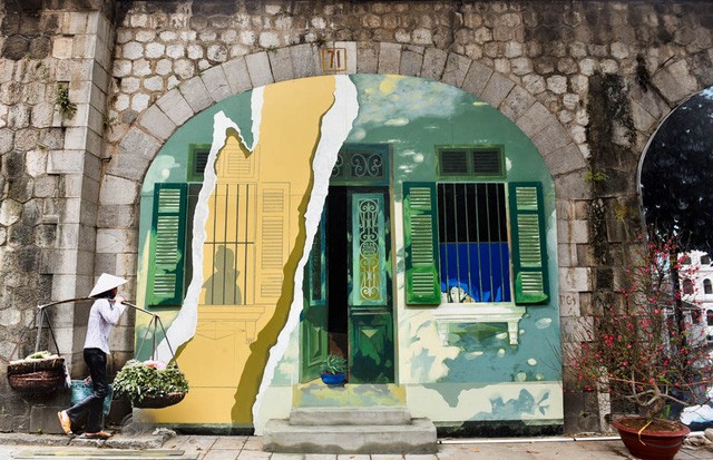 Ngắm tranh bích họa trên những vòm cầu phố Phùng Hưng ảnh 4