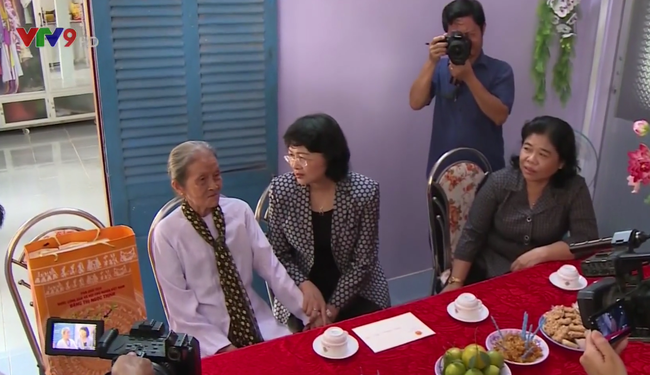 Lãnh đạo Đảng và Nhà nước chúc Tết người dân ảnh 1