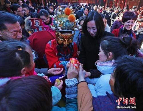 Tục cúng kẹo cho ông Công ông Táo ở Trung Quốc ảnh 1