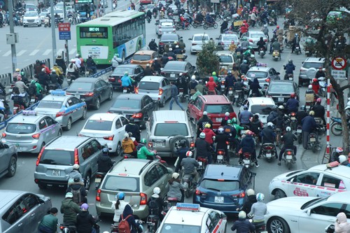 Nhiều tuyến phố Thủ đô tê liệt vì ùn tắc, xe buýt bỏ chuyến ảnh 1