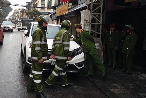 Cảnh sát niêm phong nhiều ôtô trên phố cổ Hà Nội ảnh 1