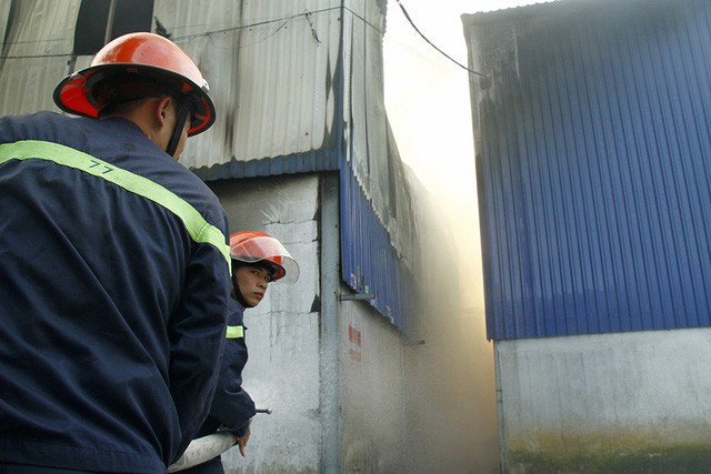 Công ty gỗ mỹ nghệ cháy lớn trong ngày khai trương ảnh 2