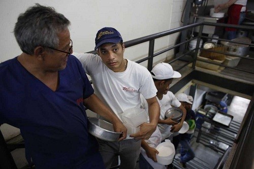 Tình cảnh đi làm còn tốn tiền hơn ngồi nhà ở Venezuela ảnh 1