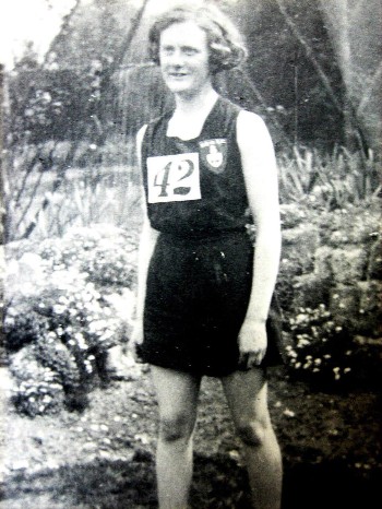 Cụ bà ở Anh nhận bằng cử nhân sau 80 năm tốt nghiệp ảnh 1